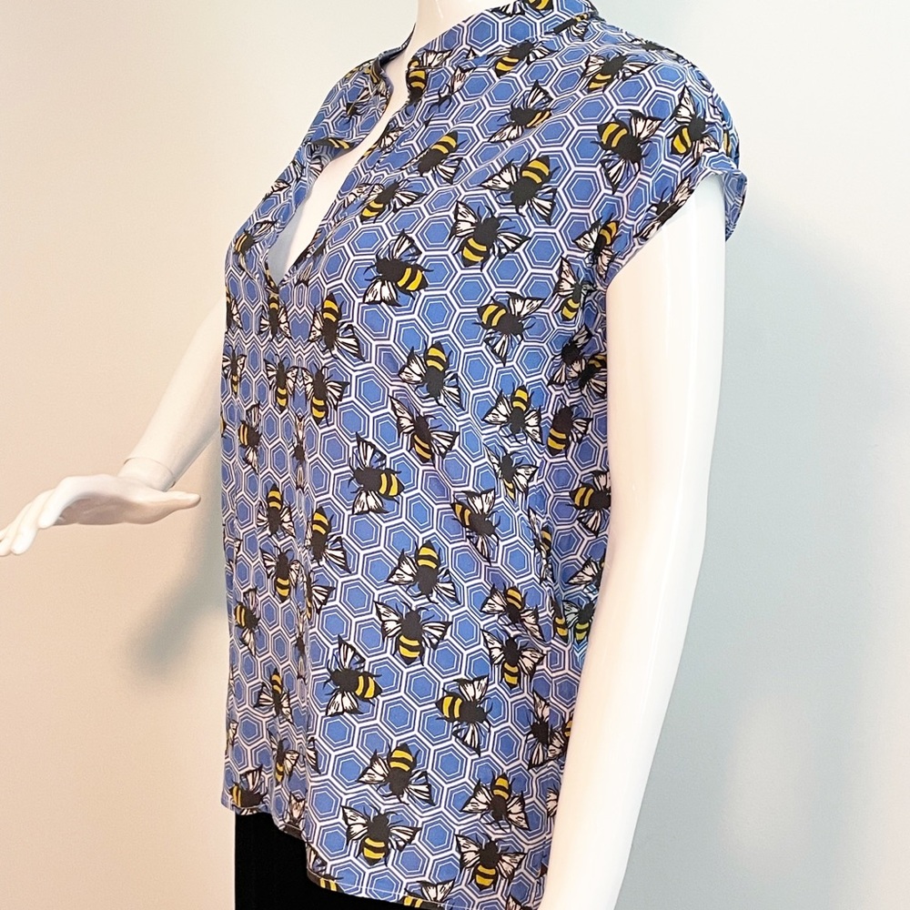 Lauren Gold sleeveless blouse, bees on honeycomb, v neck, silk top, blue white - Picture 5 of 7